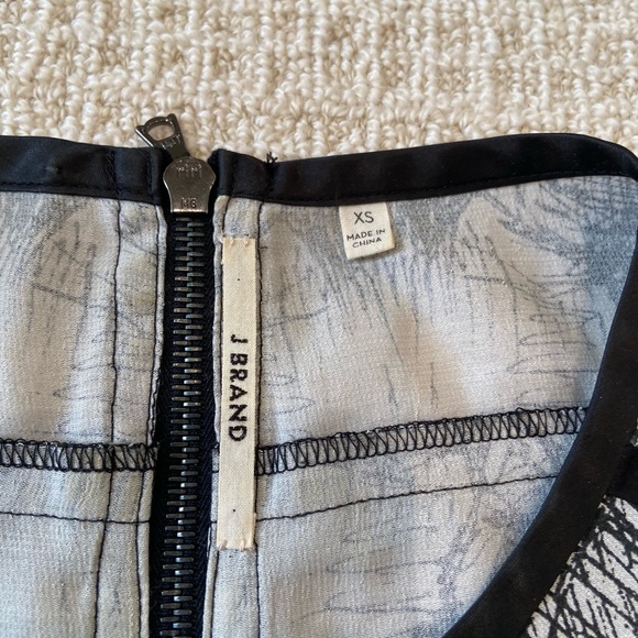 J Brand black/white geometric short sleeves top, size XS - Picture 3 of 4